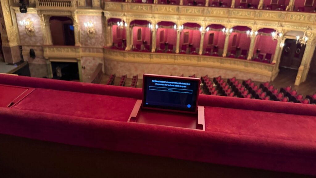 ブダペストのオペラ座のボックス席前列に設置された、英語字幕の選択画面が表示された小型モニター