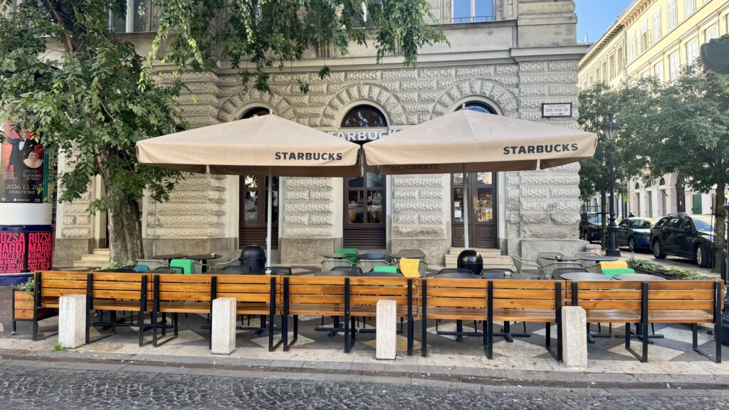 聖イシュトヴァーン大聖堂のそばにあるスターバックス・バジリカの外観とパラソル付きのテラス席