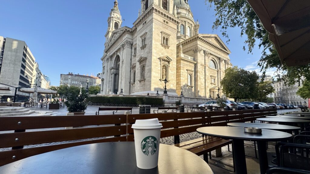 スターバックス・バジリカのテラス席に置かれたカップと、目の前に見える聖イシュトヴァーン大聖堂