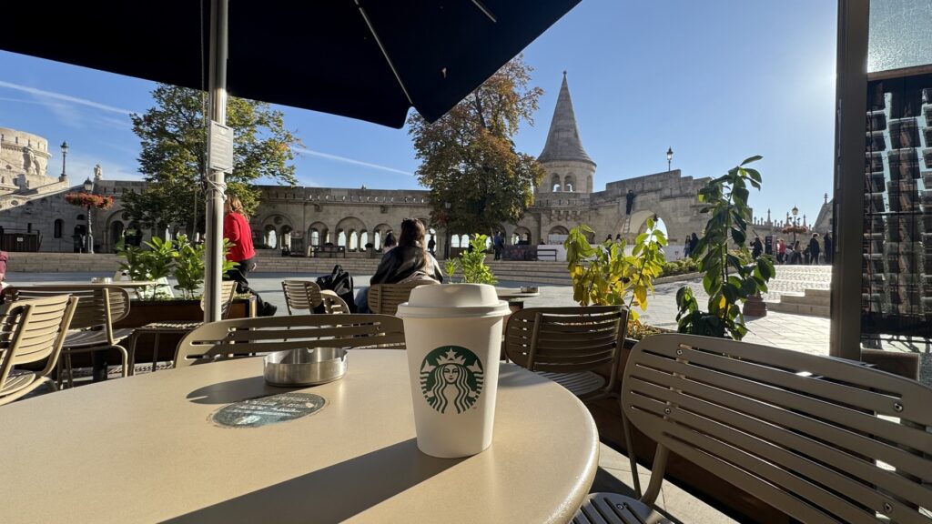 スターバックス・キャッスルのテラス席に置いたカップと正面に見える漁夫の砦