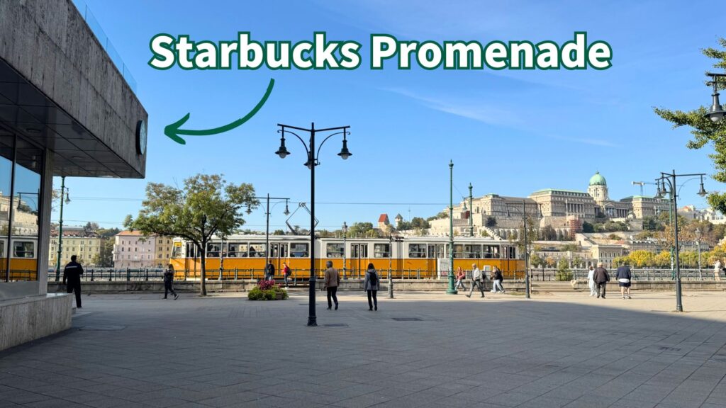 スターバックス・プロムナードの位置を矢印で示した写真と、対岸のブダ王宮、黄色いトラム