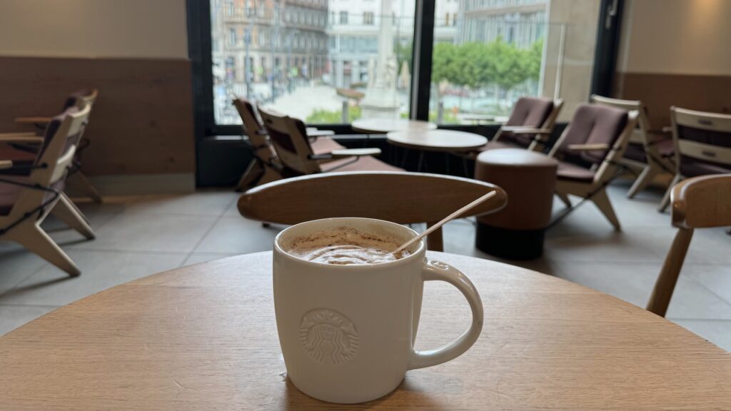 スターバックス・セルヴィタスクエアのテーブルに置かれたマグカップと窓際の客席