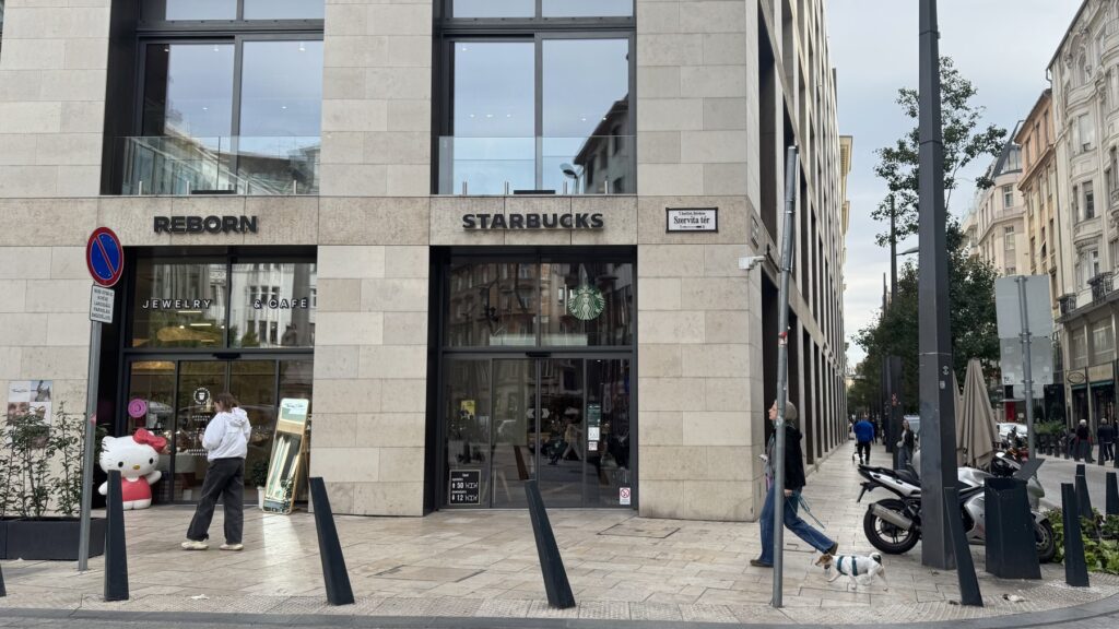 セルヴィタ広場に面したスターバックス・セルヴィタスクエアの入口と外観