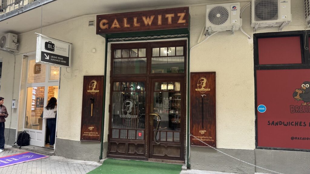 GALLWITZの金色の看板とガラス扉がある、レーギポシュタ通りの店舗入口