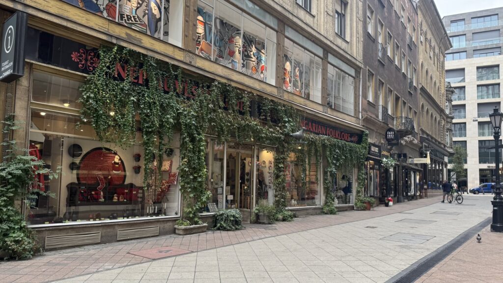 レーギポシュタ通りにあるHungarian Folkloreの、緑や花に彩られた店舗外観