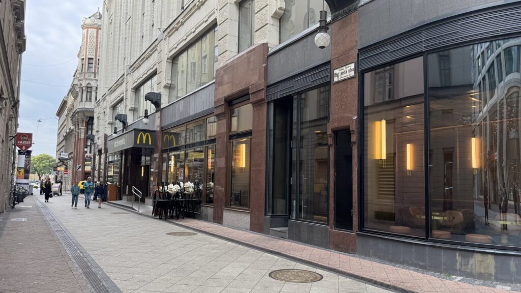 レーギポシュタ通りのマクドナルドのロゴと、通りに面したガラス張りの店舗外観