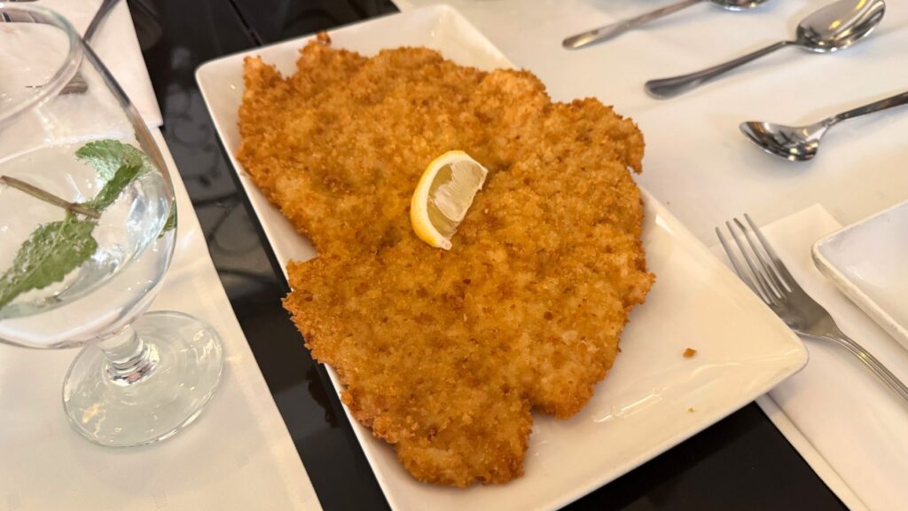 Rubenの大きなウィーン風カツレツにレモンを添えた一皿